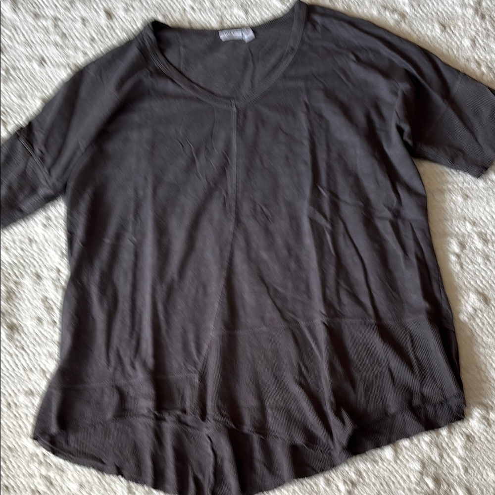 Wilt Clothing V-Neck Short Sleeve T-shirt with Rib Slanted Hem